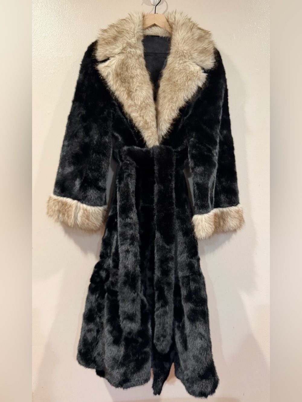 NWOT Black Faux Fur Long Coat with Beige Trim Size Medium/Large - Picture 2 of 13